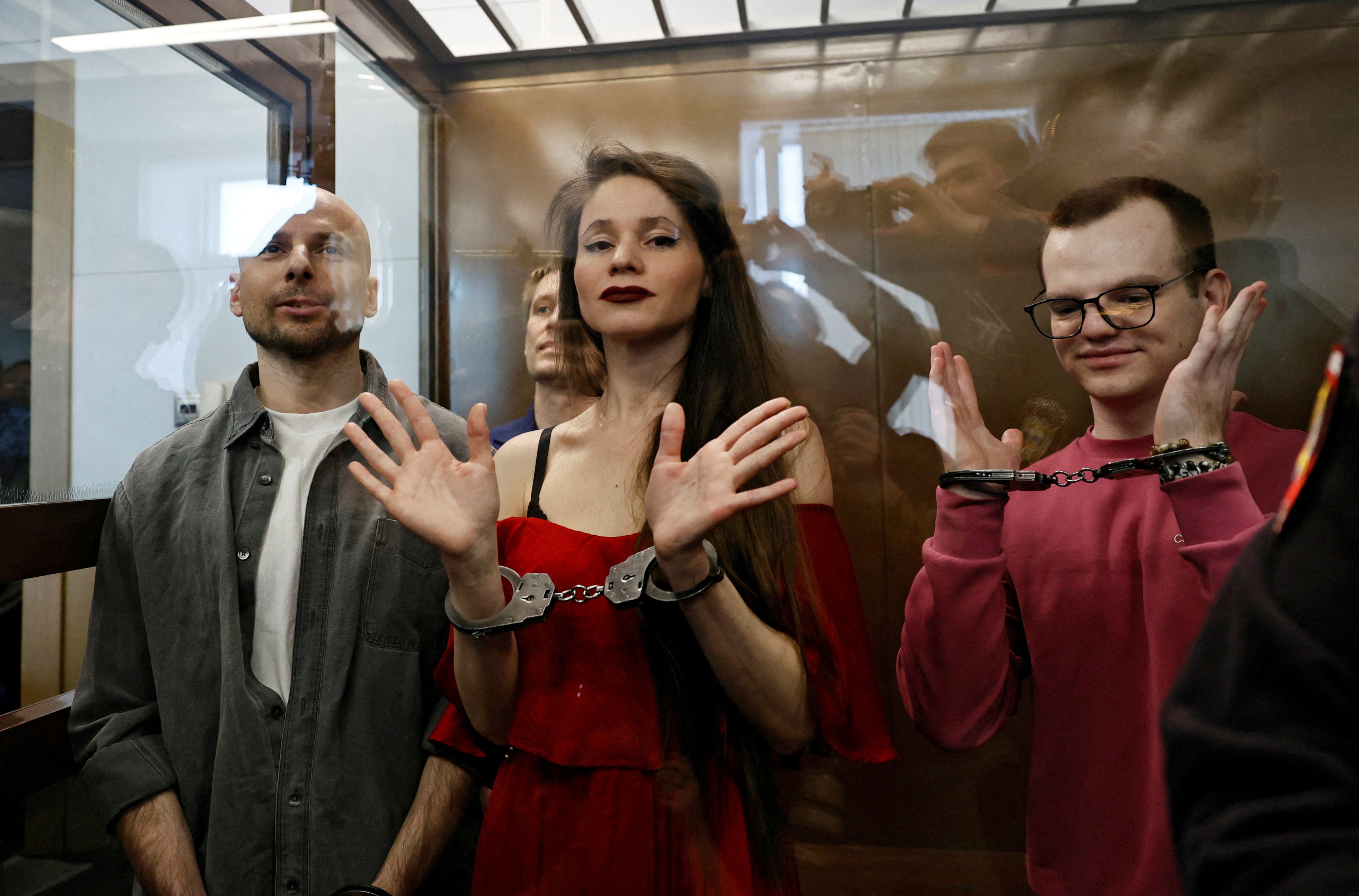 Les journalistes Sergei Karelin, Konstantin Gabov, Antonina Favorskaya et Artem Kriger, accusés d'avoir participé aux activités d'une organisation « extrémiste » fondée par le défunt opposant politique Alexei Navalny, assistent à une audience au tribunal à Moscou, en Russie, le 15 avril 2025.