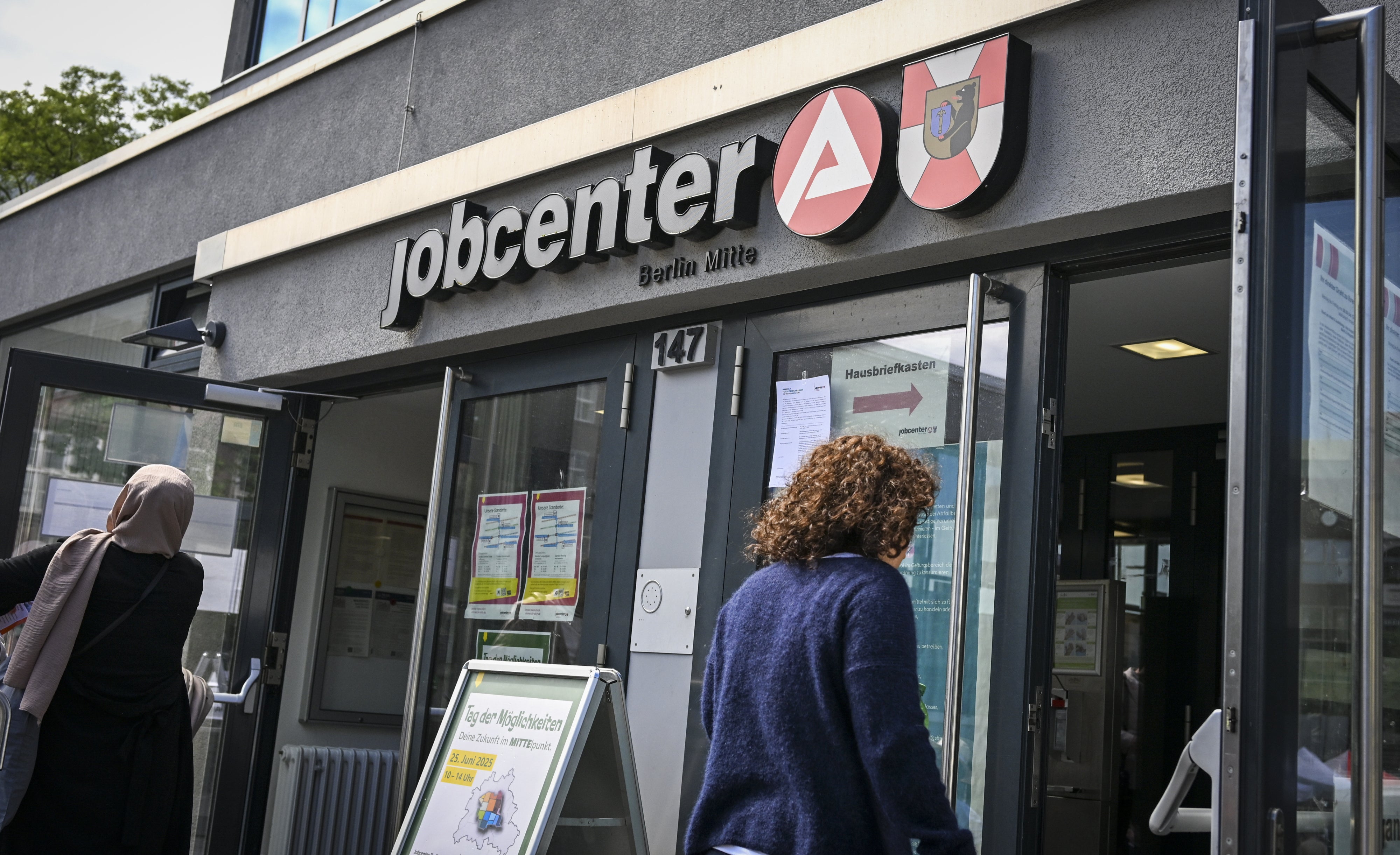 Zwei Frauen auf dem Weg in ein Jobcenter in Berlin, Deutschland, 25. Juni 2025
