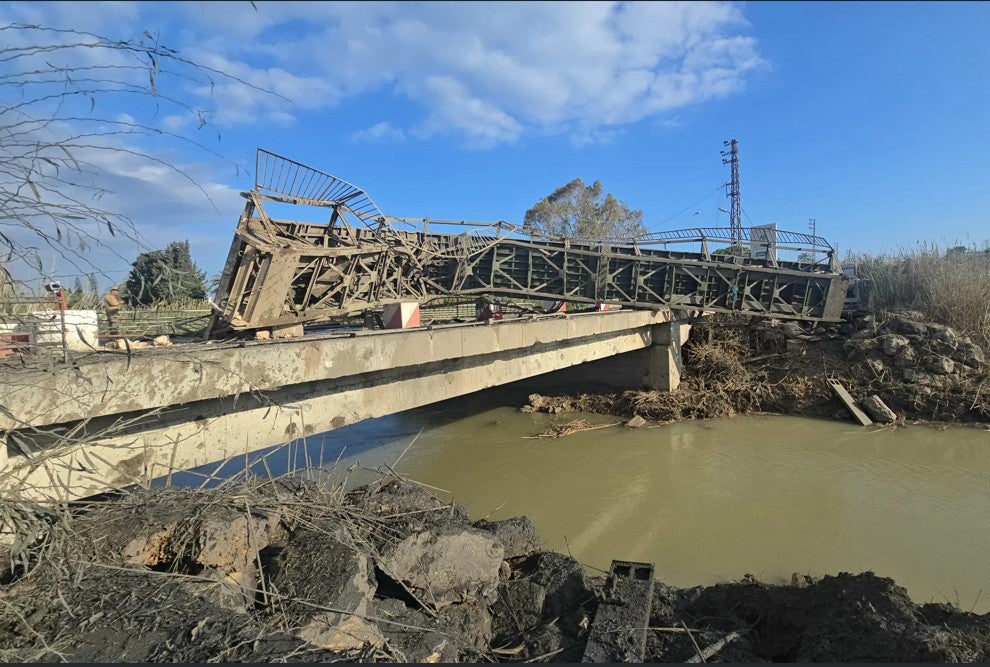 Le pont de Qasmieh, dans le sud du Liban, photographié le 9 avril 2026 après avoir été endommagé la veille par une frappe aérienne israélienne. 
