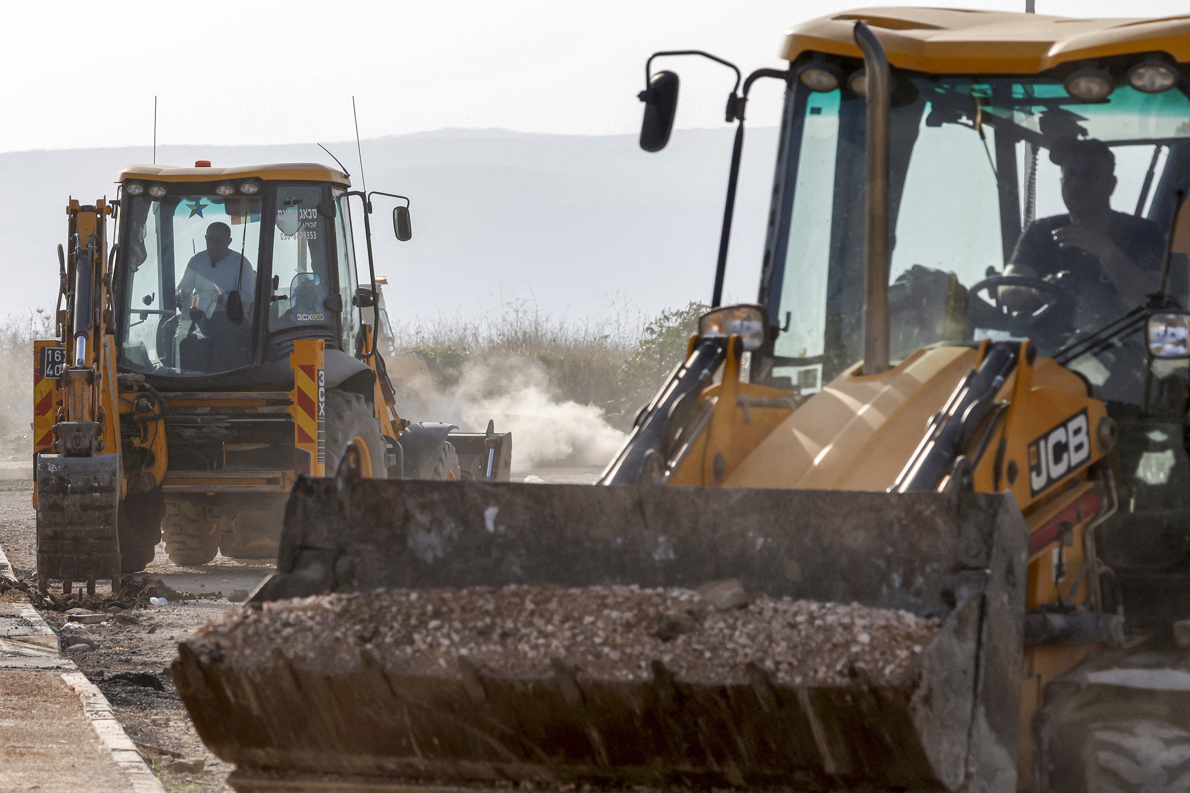 جرافات خلال أعمال بناء في مستوطنة كتسرين في هضبة الجولان السوري المحتلة التي ضمتها إسرائيل، في 17 ديسمبر/كانون الأول 2024.