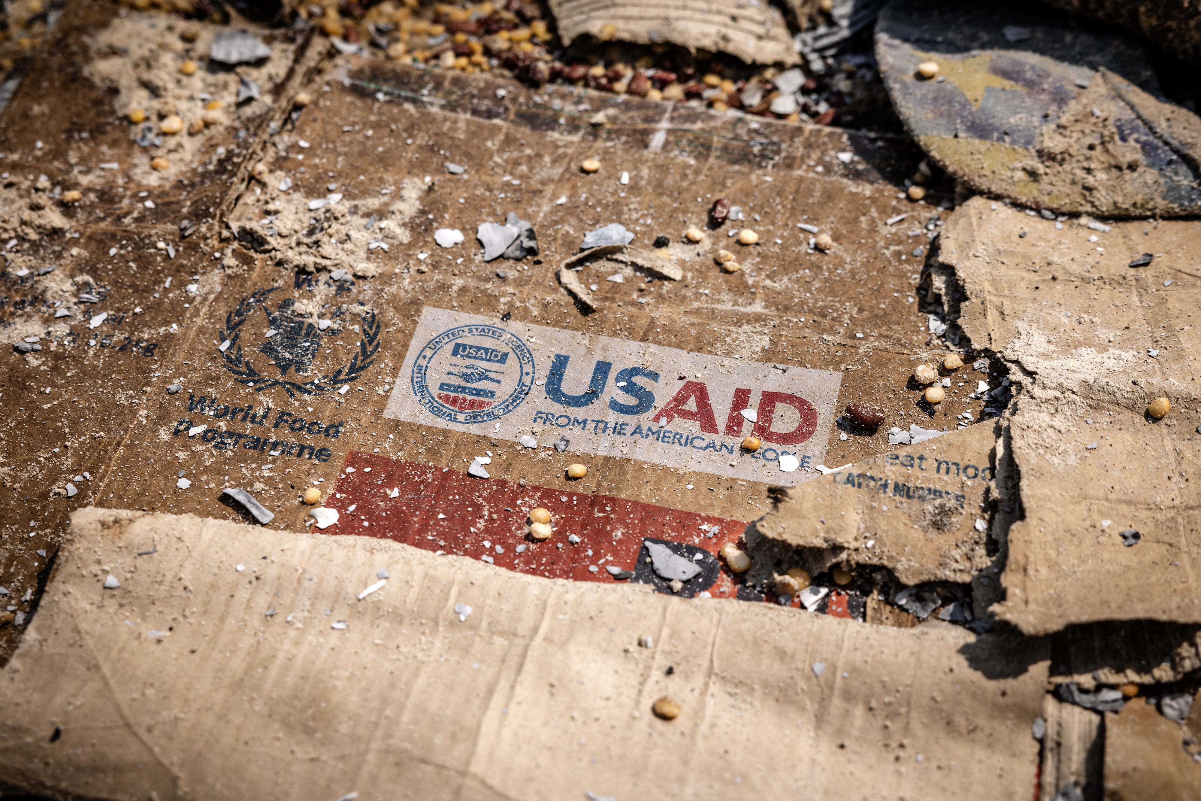 Des débris de cartons de l'USAID, l’agence américaine pour le développement international, éparpillés sur le sol d’un entrepôt du Programme alimentaire mondial à Bukavu, en République démocratique du Congo, le 21 février 2025.