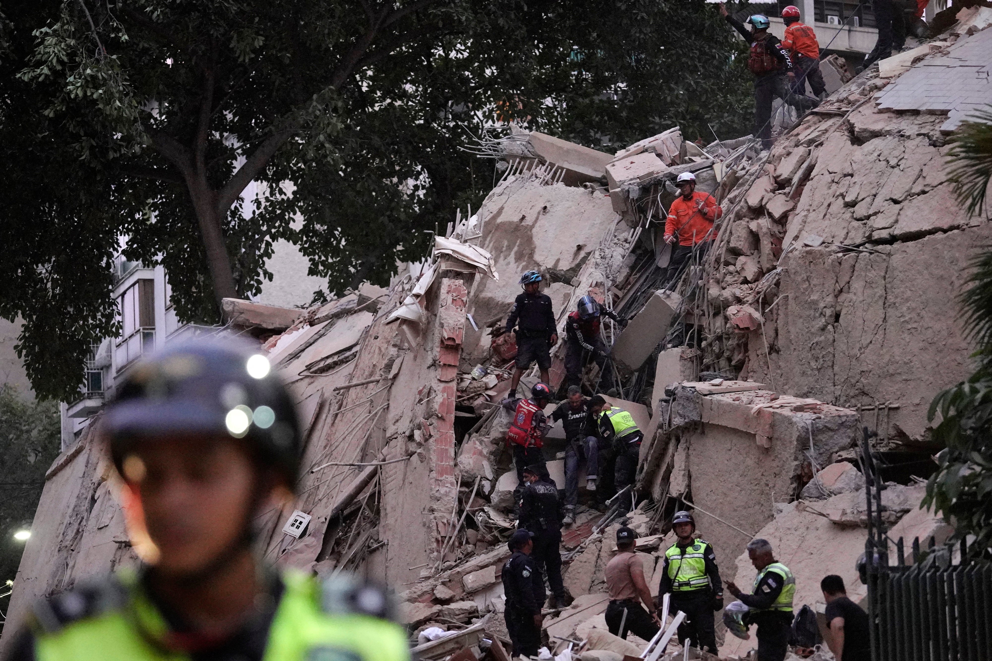 Equipos de rescate evacúan a una persona herida de un edificio colapsado tras un terremoto en Caracas, Venezuela, el 24 de junio de 2026.