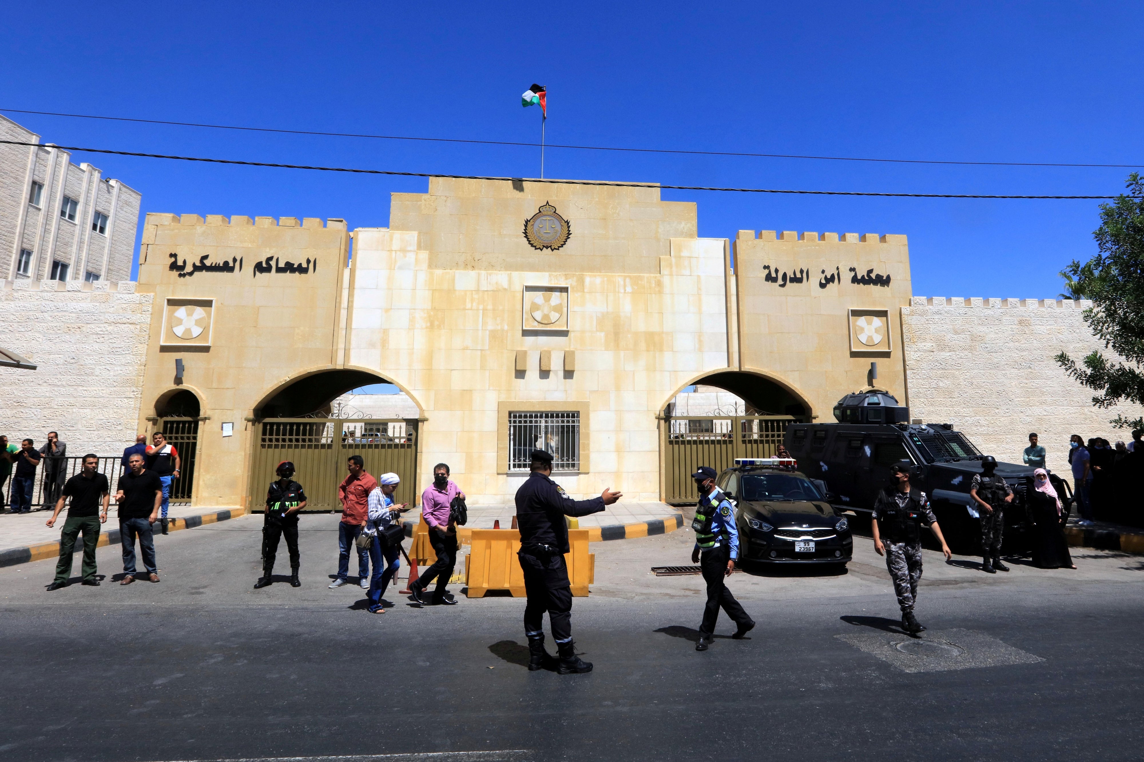 عناصر أمن يحرسون محكمة أمن الدولة في عمان، 12 يوليو/تموز 2021. 