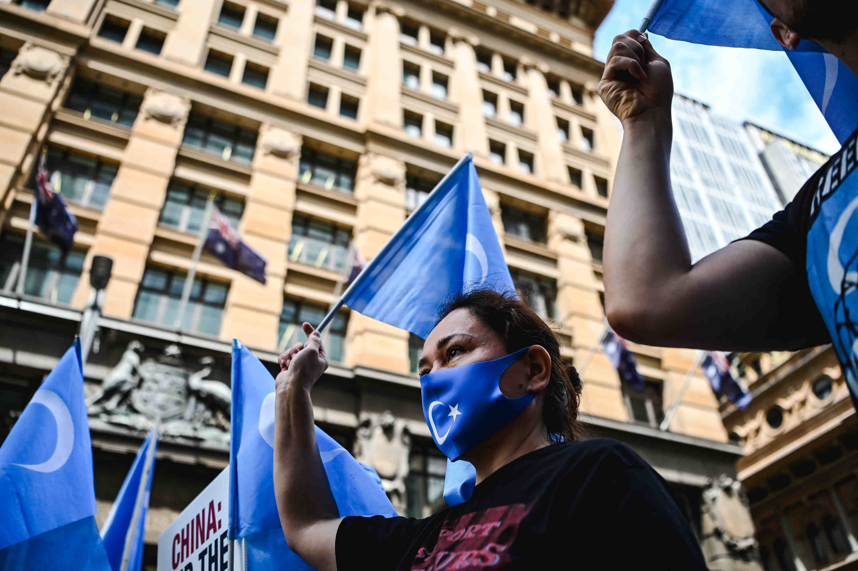 Des manifestants participaient à un rassemblement tenu près du studio de la chaîne de télévision australienne Channel 7 à Sydney, le 4 février 2022, jour de l’ouverture des JO d'hiver de Pékin 2022, pour dénoncer les violations des droits humains en Chine.