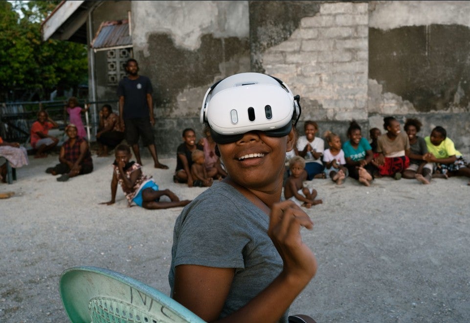 Una residente de la comunidad de Ngongosila, en la provincia de Malaita (Islas Salomón), participa en una experiencia de realidad virtual durante una sesión de demostración. 