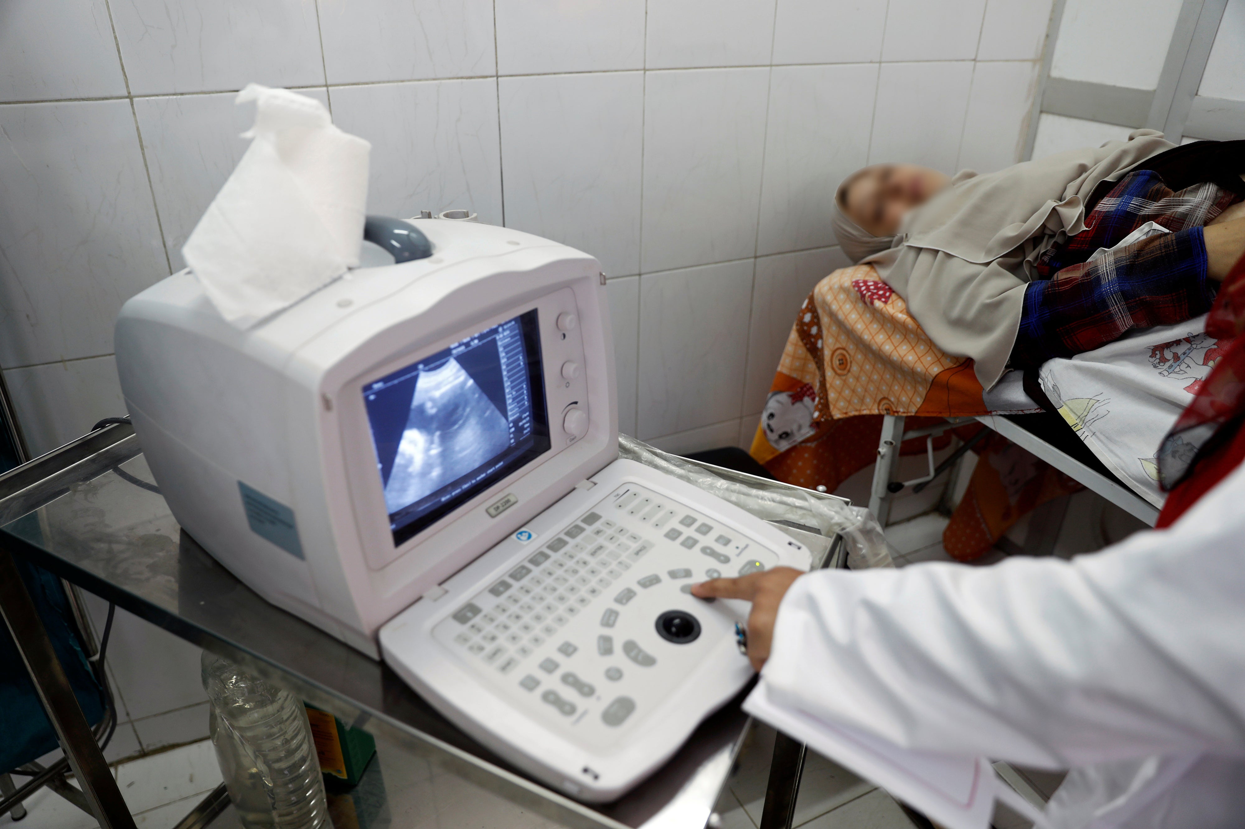 طبيبة تفحص امرأة حامل في مستشفى بمحافظة الفيوم، جنوب غرب القاهرة، مصر، في 19 فبراير/شباط 2019. 