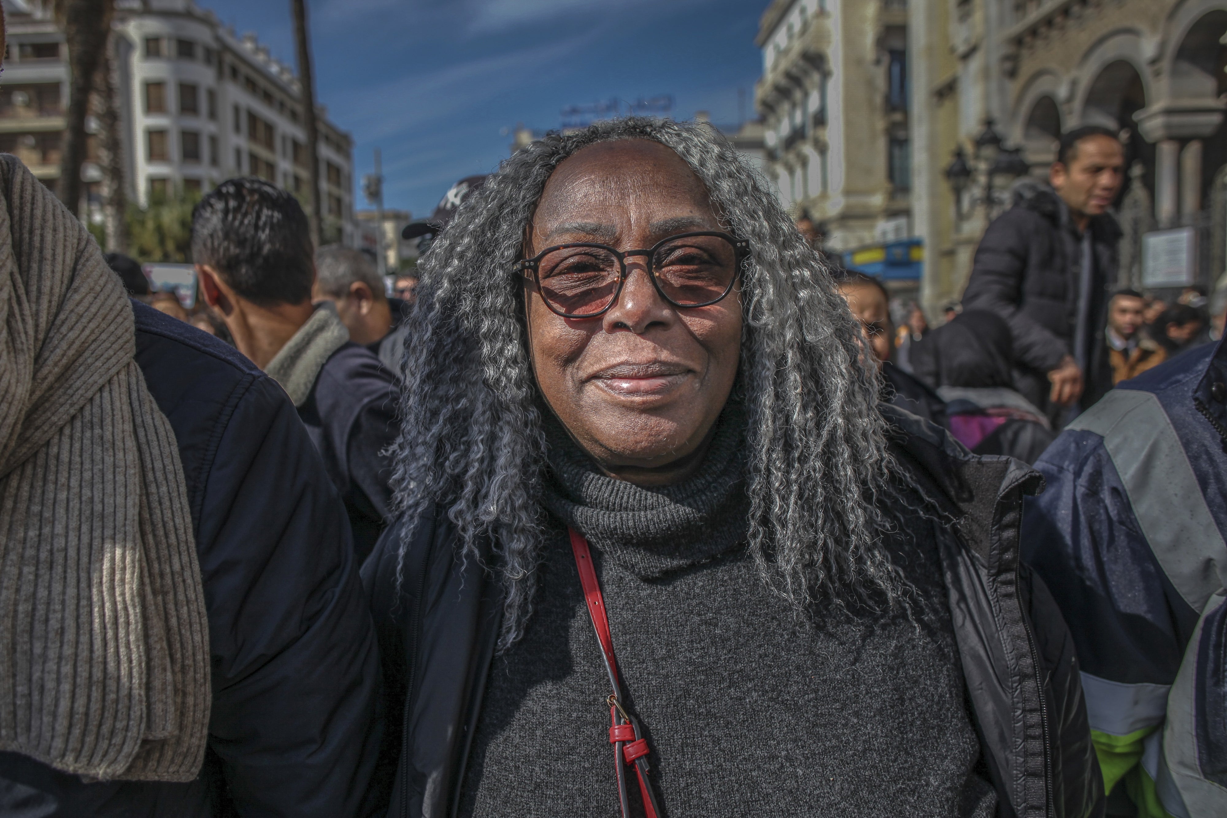 Saadia Mosbah, présidente de l'association antiraciste Mnemty, participait à une marche à Tunis, en Tunisie, le 4 mars 2023. 