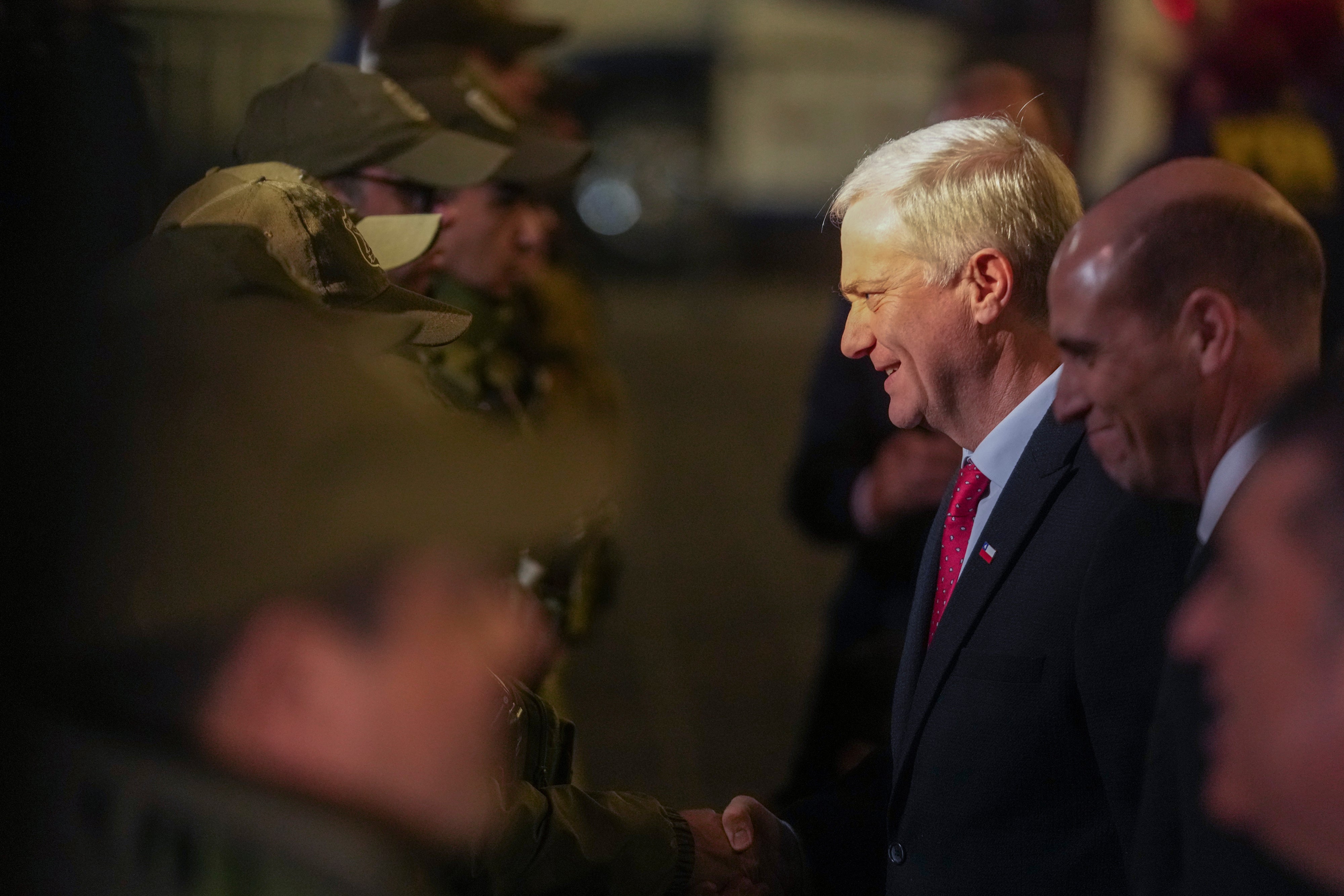 El presidente de Chile, José Antonio Kast, saluda a carabineros tras anunciar una nueva agenda de seguridad y medidas más estrictas para el control de la inmigración, en la Plaza de Armas de Santiago, Chile, el 6 de agosto de 2026.