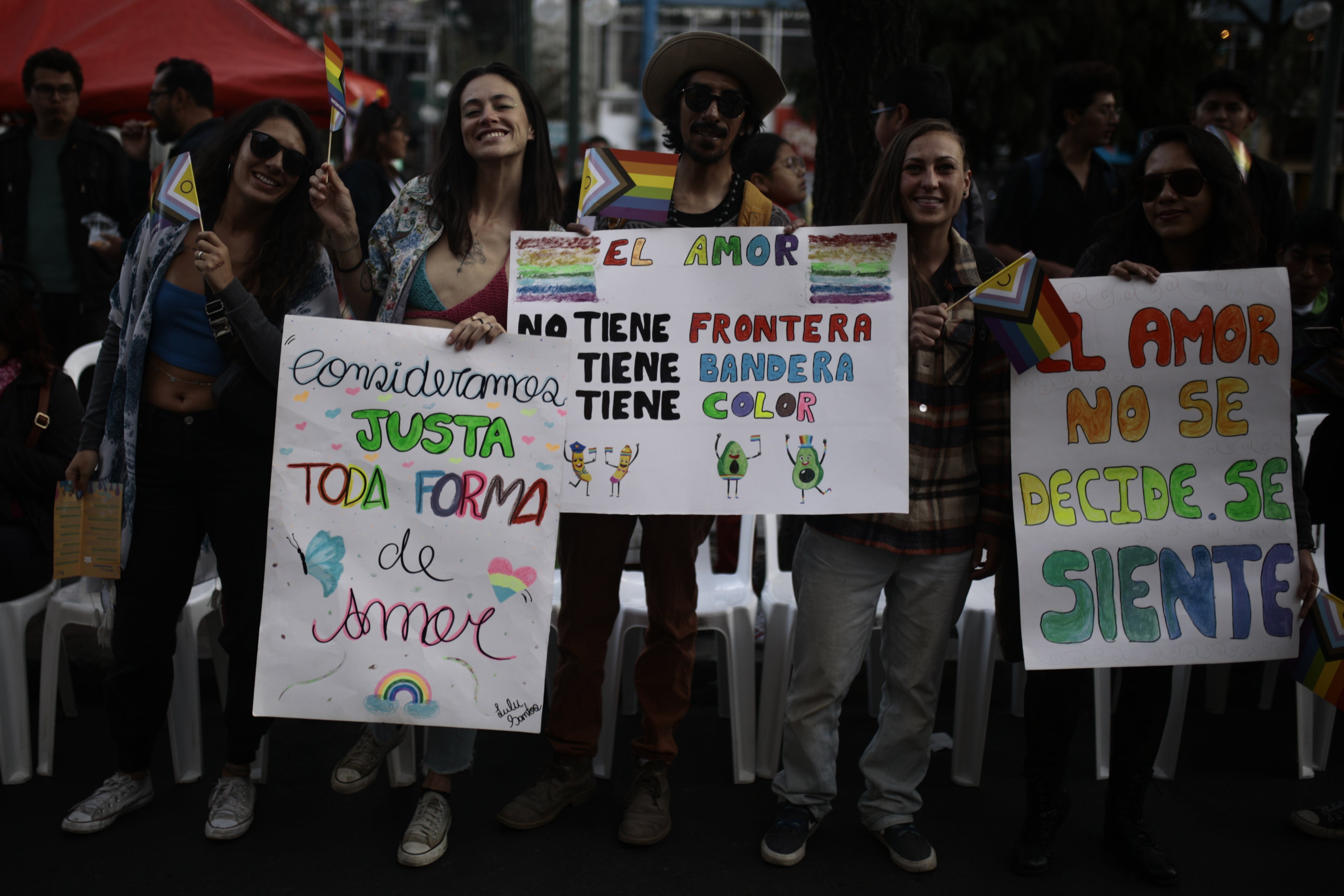 Participantes sostienen carteles durante la Marcha del Orgullo de La Paz, el 29 de junio de 2024, en La Paz, Bolivia.