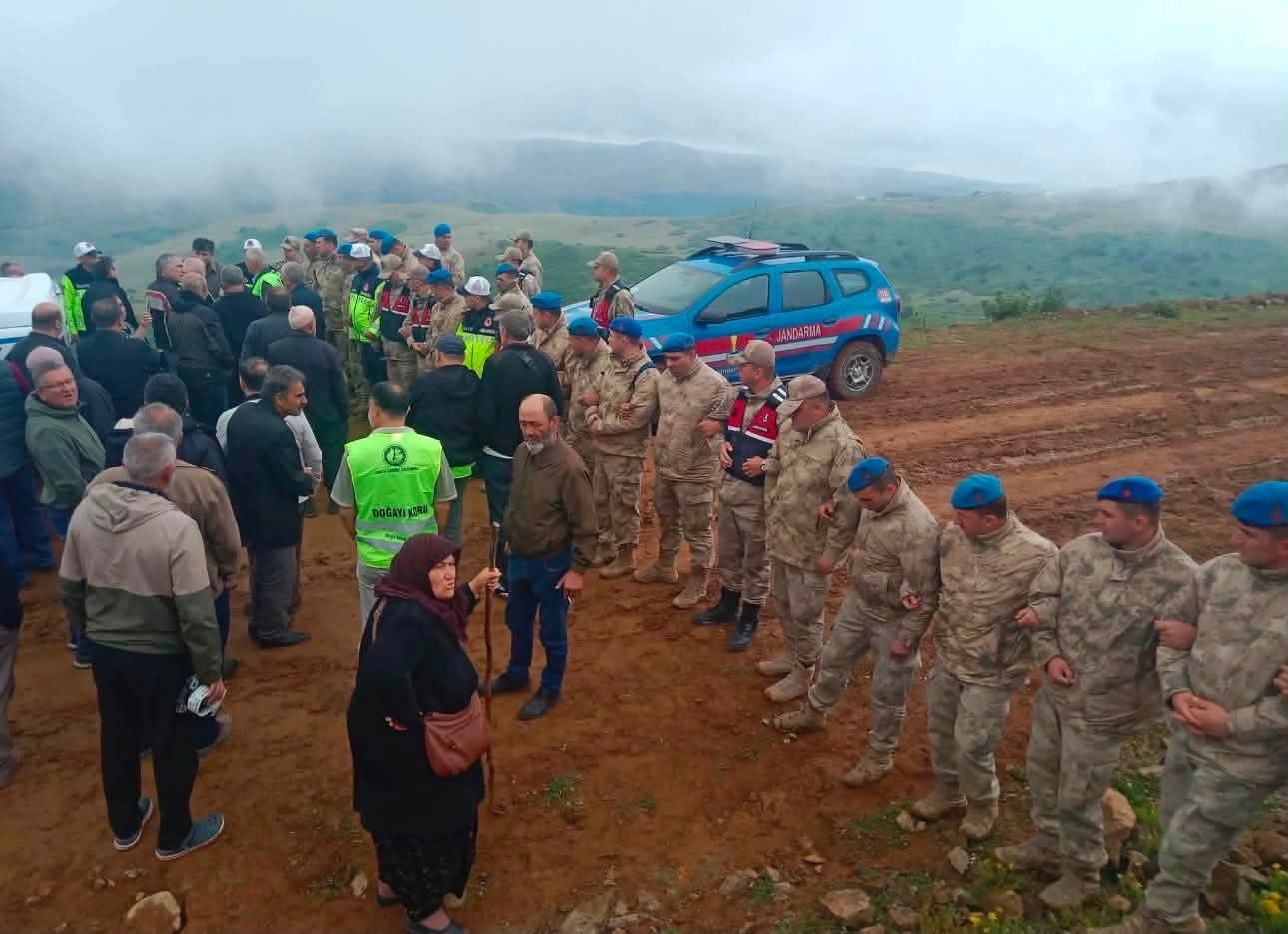 Gendarmerie block local residents from Perşembe Plateau from reaching the gold mining drilling site to stage a protest, July 16, 2026.