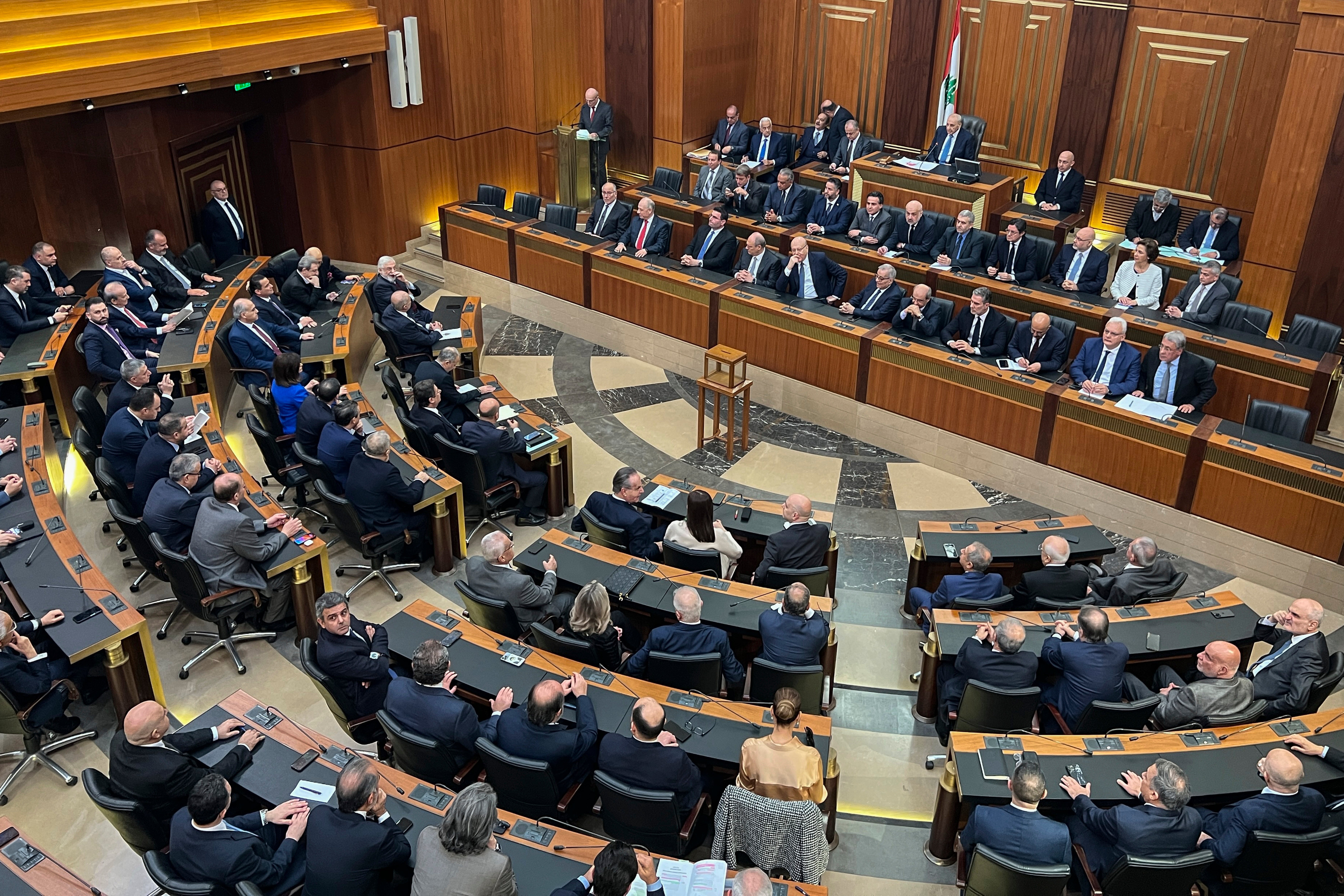مشرّعون لبنانيون في مبنى "مجلس النواب" في وسط بيروت، 9 يناير/كانون الثاني 2025.