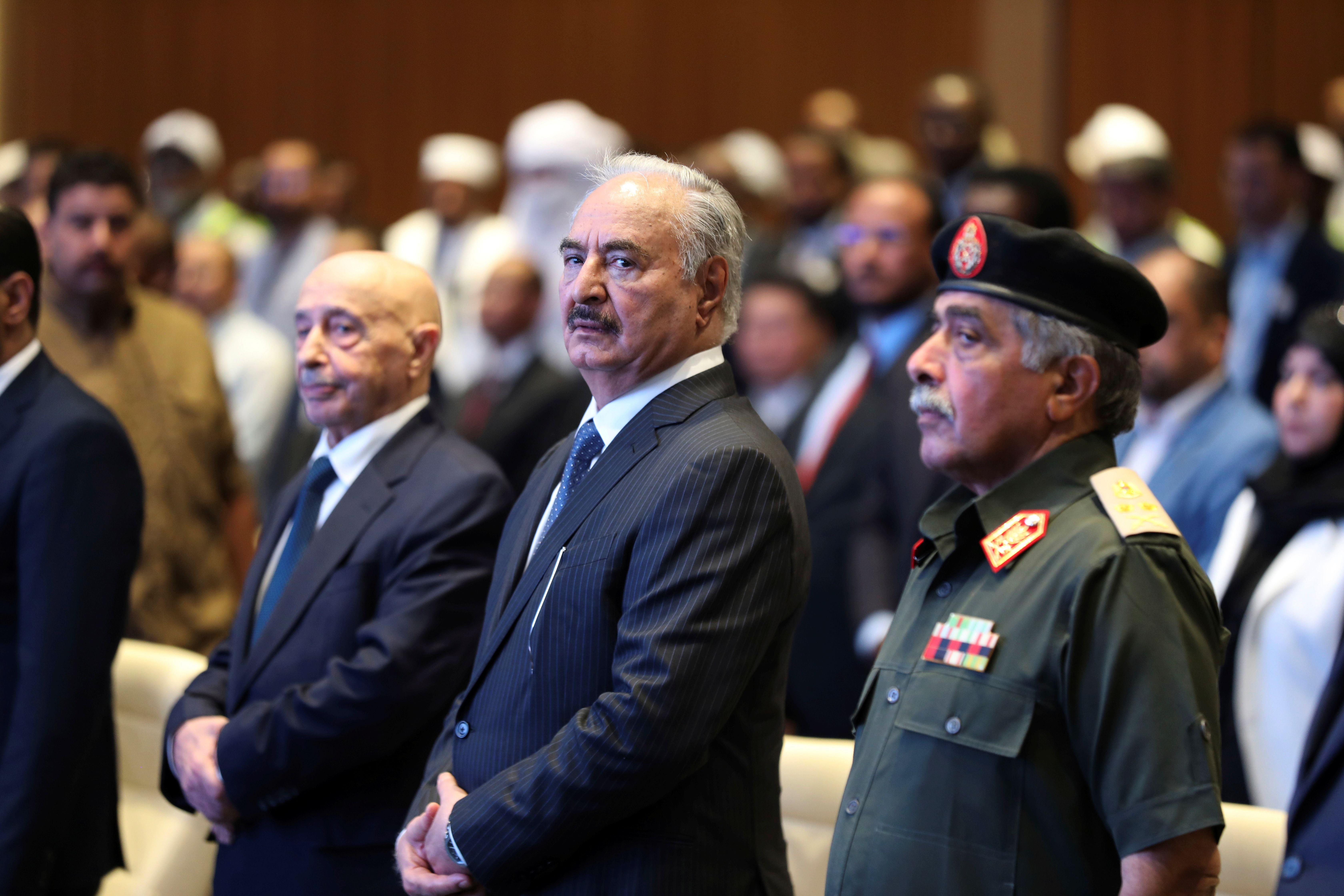 القائد العسكري لشرق ليبيا خليفة حفتر (وسط) خلال مؤتمر في سبها، ليبيا، 5 سبتمبر/أيلول 2024.