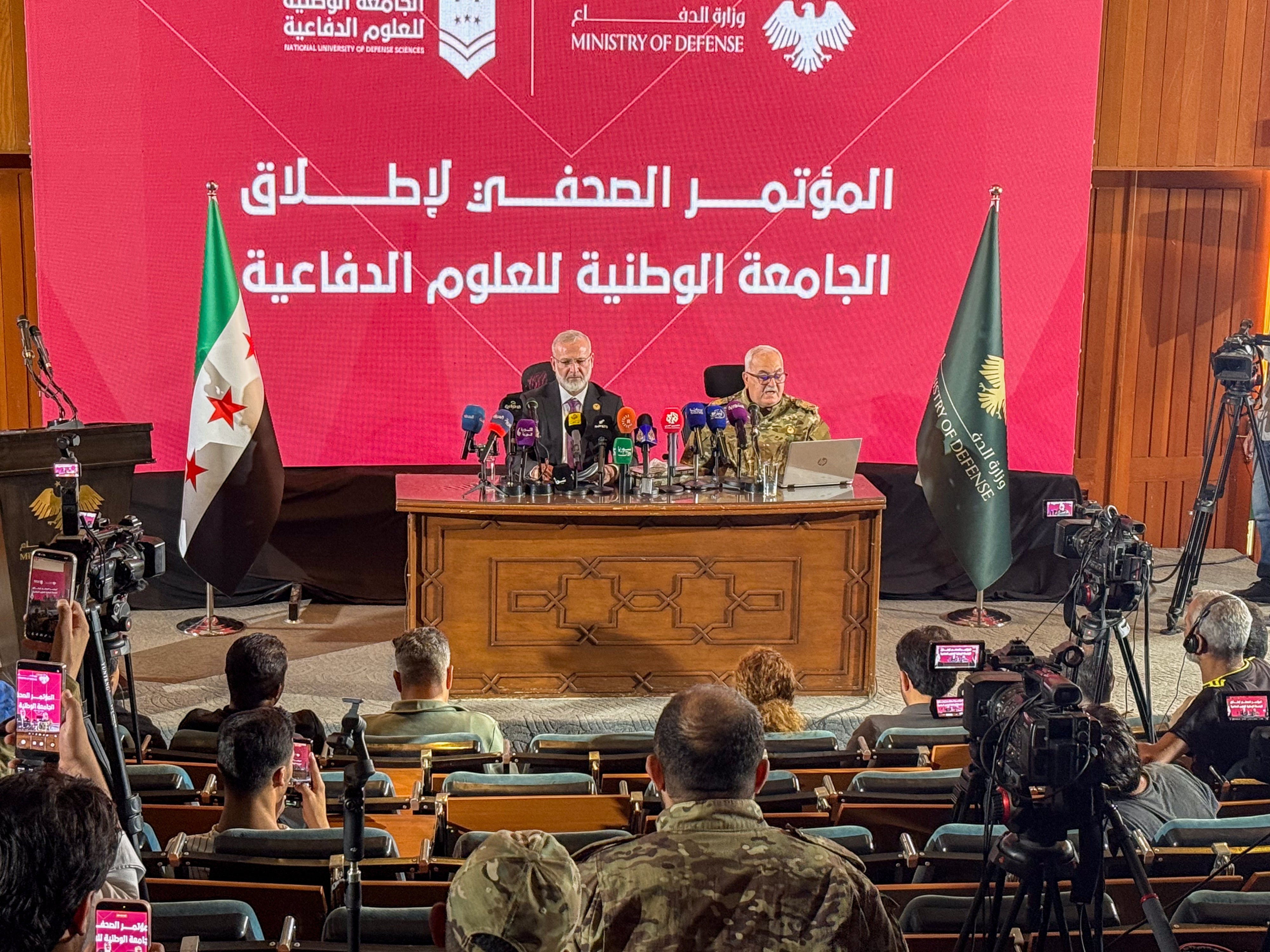 مسؤولون من وزارة الدفاع السورية يعقدون مؤتمرا صحفيا للإعلان عن افتتاح "الجامعة الوطنية للعلوم الدفاعية" في دمشق، سوريا، في 13 يوليو/تموز 2026.