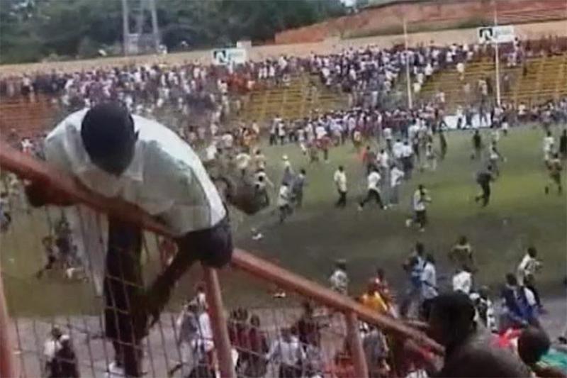  Opposition supporters flee Conakry’s main stadium on September 28, 2009, after security forces stormed and opened fire on rally participants.