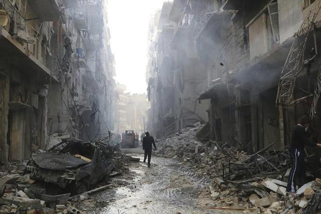 2014年3月7日， 民众检视疑似遭到效忠于叙利亚总统阿萨德的军队攻击的地点。