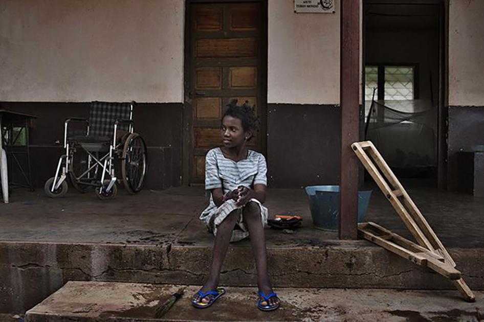 Hamamatou, une jeune fille atteinte de polio, a été abandonnée par sa famille après l’attaque de leur village en République centrafricaine par les forces « anti-balaka ». Elle a pu se réfugier auprès d’une mission catholique où elle vit désormais.