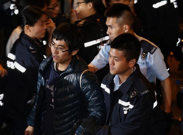 香港学生领袖周永康于2014年12月11日在行政大楼外遭警方带走。