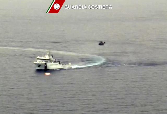 ​2015年4月19日，意大利海岸警卫队船只和直升机在地中海搜救一艘倾覆的移民船只。