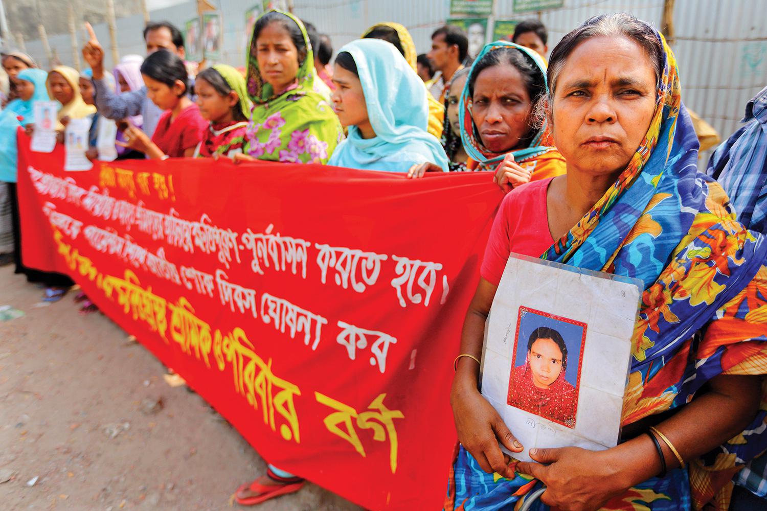 Des victimes de l'effondrement en 2013 de l'immeuble du Rana Plaza et leurs familles manifestent sur les lieux de la catastrophe, exigeant réparation. L'effondrement de l'immeuble a causé la mort de plus de 1 100 ouvrières et en a blessé plus de 2 000.