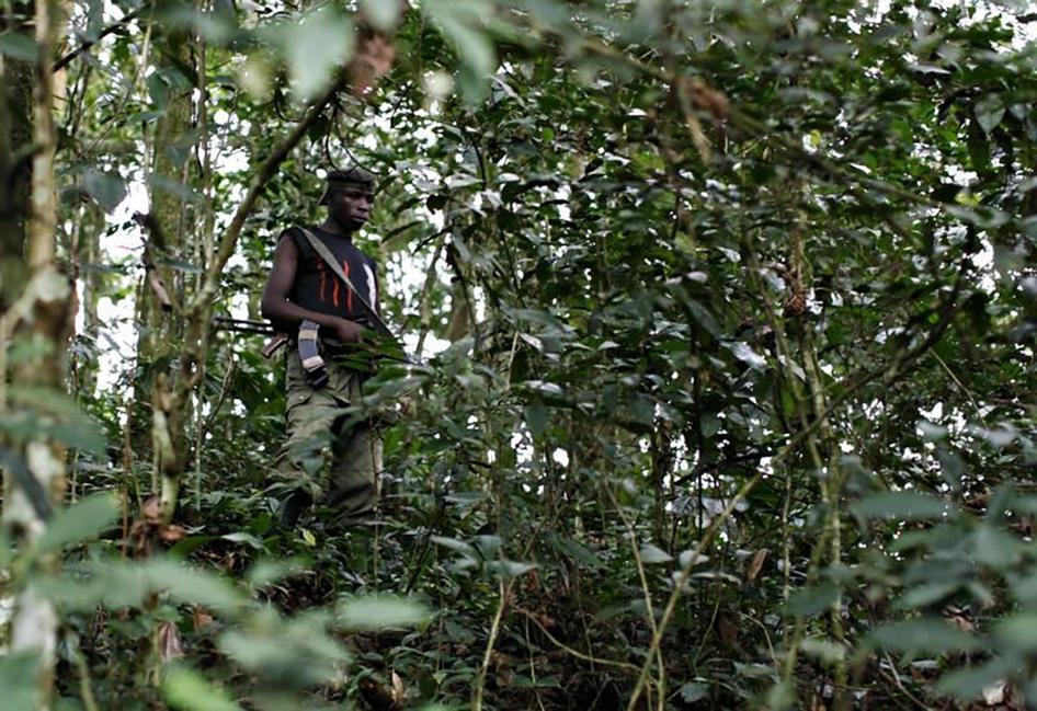 Un combattant des FDLR monte la garde dans une région forestière reculée de l’est de la RD Congo en février 2009. 