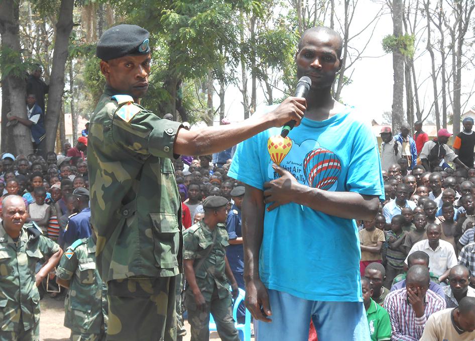 Jean Emmanuel Biriko (à droite), connu également sous le nom de Manoti, en procès pour son rôle présumé dans des kidnappings commis sur le territoire de Rutshuru, dans l'est de la République démocratique du Congo. Il a été inculpé et condamné à mort en ma