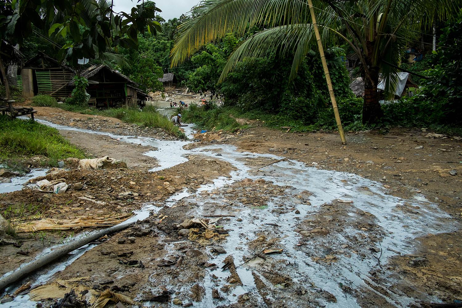 Agua contaminada con mercurio fluye hacia el río Bosigón, en un pueblo dedicado a la extracción de oro ubicado en Camarines Norte