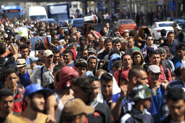 Une foule de migrants entame une marche de Budapest vers la frontière autrichienne, le 4 septembre 2015.