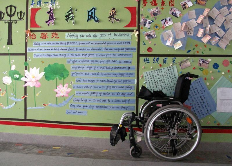 中国四川省北川中学教室外停放着一具轮椅，2011年5月10日。
