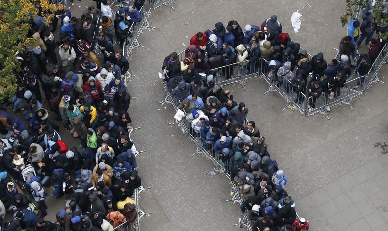 Migranten warten auf dem Gelände vor dem Berliner Büro für Gesundheit und Soziales (LaGeSo), um sich in Berlin zu registrieren, Deutschland, 7. Oktober 2015 .