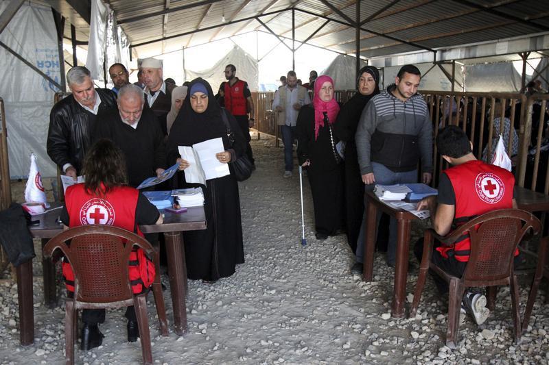 Des réfugiés syriens font la queue dans un centre géré par le Haut-Commissariat de l’ONU pour les réfugiés à Tripoli, dans le nord du Liban, le 18 novembre 2015.