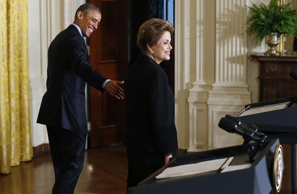 Presidente dos EUA, Barack Obama, e presidente do Brasil, Dilma Roussef, saem juntos de uma coletiva de imprensa na Sala Leste da Casa Branca em Washington, DC. 30 de junho de 2015.