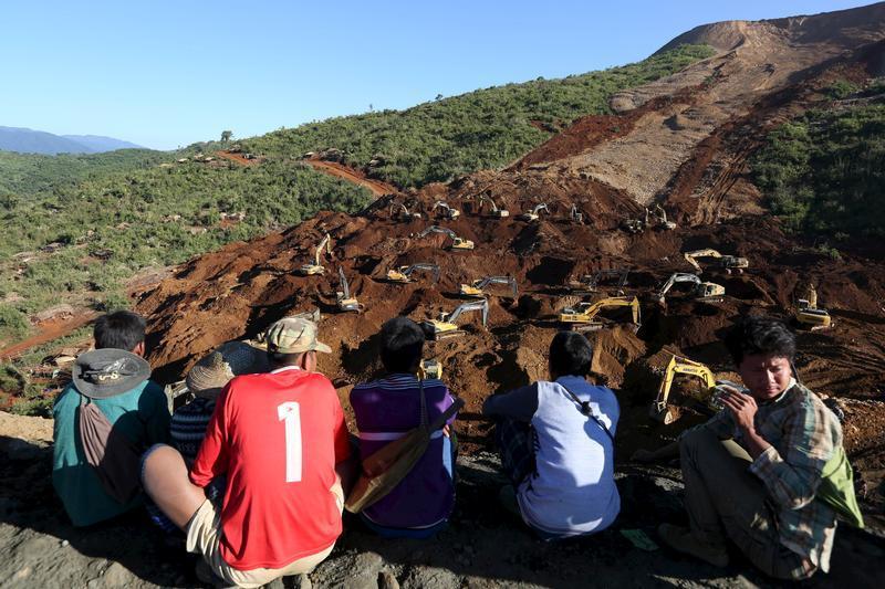 Rescue workers look for bodies of miners killed by a landslide in Hpakant jade mine, at Kachin state, Myanmar November 24, 2015.