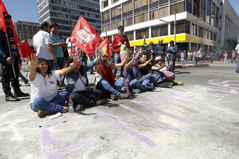 Demonstrators take part in a protest in Quito December 3, 2015 as the Ecuadorean National Assembly attended the second debate about constitutional amendments. 
