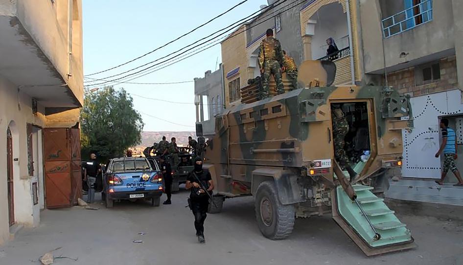 Tunisian soldiers and police patrol the area of Mount Salloum near Algeria's border in Kasserine, Tunisia July 4, 2015. Tunisian President Beji Caid Essebsi declared a state of emergency on Saturday, saying the Islamist militant attack on a beach hotel th