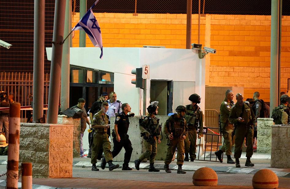 1)	אנשי כוחות הביטחון הישראליים מתאספים בסמוך לזירת פיגוע דקירה במחסום קלנדיה, בקרבת העיר רמאללה שבגדה המערבית, 30 בספטמבר 2016. 