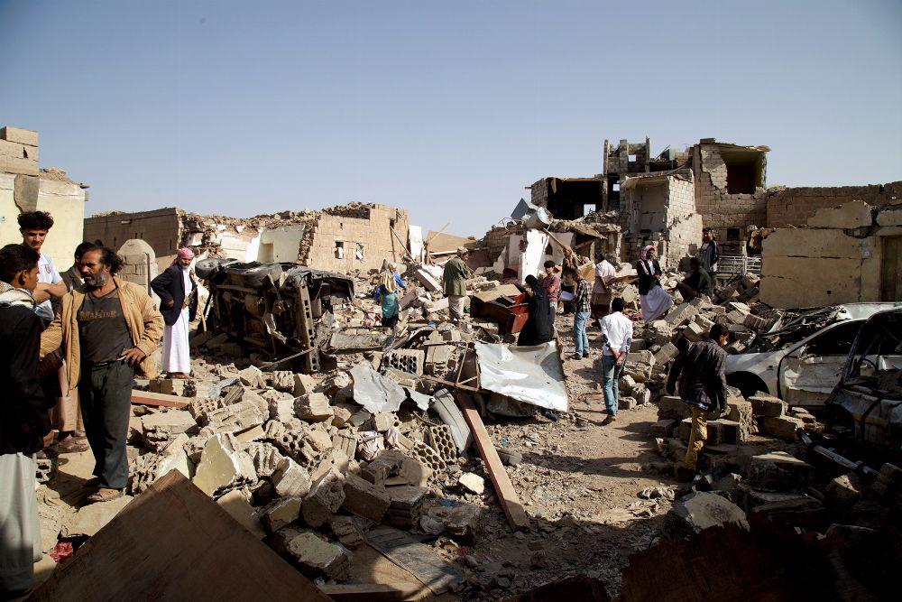 Des  habitants fouillent les décombres de maisons détruites lors d'une frappe aérienne trois jours auparavant dans la ville de Yareem. Le bombardement a fait au moins 16 morts parmi les civils.