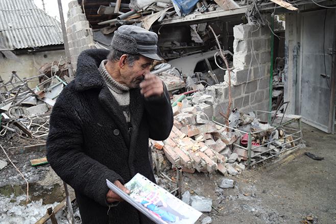 2015-2-ukraine-man-holding-photo-ru