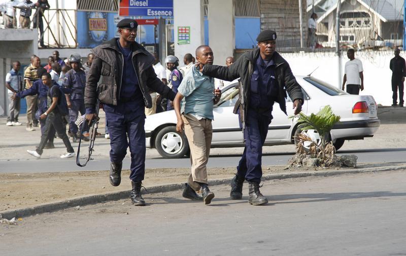 La police anti-émeute arrête un manifestant à Goma, dans l’est de la RD Congo, le 19 janvier 2015, lors d’une des nombreuses actions de contestation organisées à travers le pays contre une proposition de changement de la loi électorale qui pourrait mener 