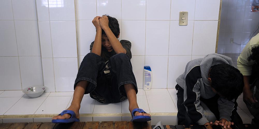 Um menino salvadorenho de 12 anos descansa enquanto aguarda sua deportação, no Instituto Nacional de Imigração, em Comitan, Chiapas, México. 19 de Agosto de 2010.