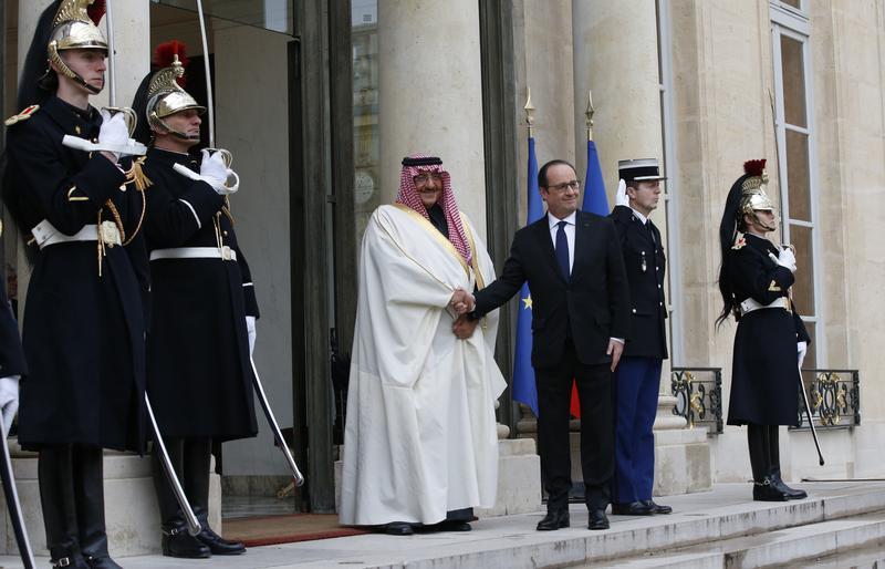 Le président François Hollande avec le prince héritier saoudien Mohammed ben Nayef sur le perron de l'Elysée à Paris, France, le 4 mars 2016.