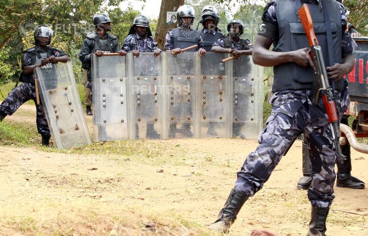 Riot police block a driveway leading to the home of leading opposition politician and Forum for Democratic Change (FDC) party presidential candidate Kizza Besigye on the outskirts of Uganda's capital Kampala, February 20, 2016.