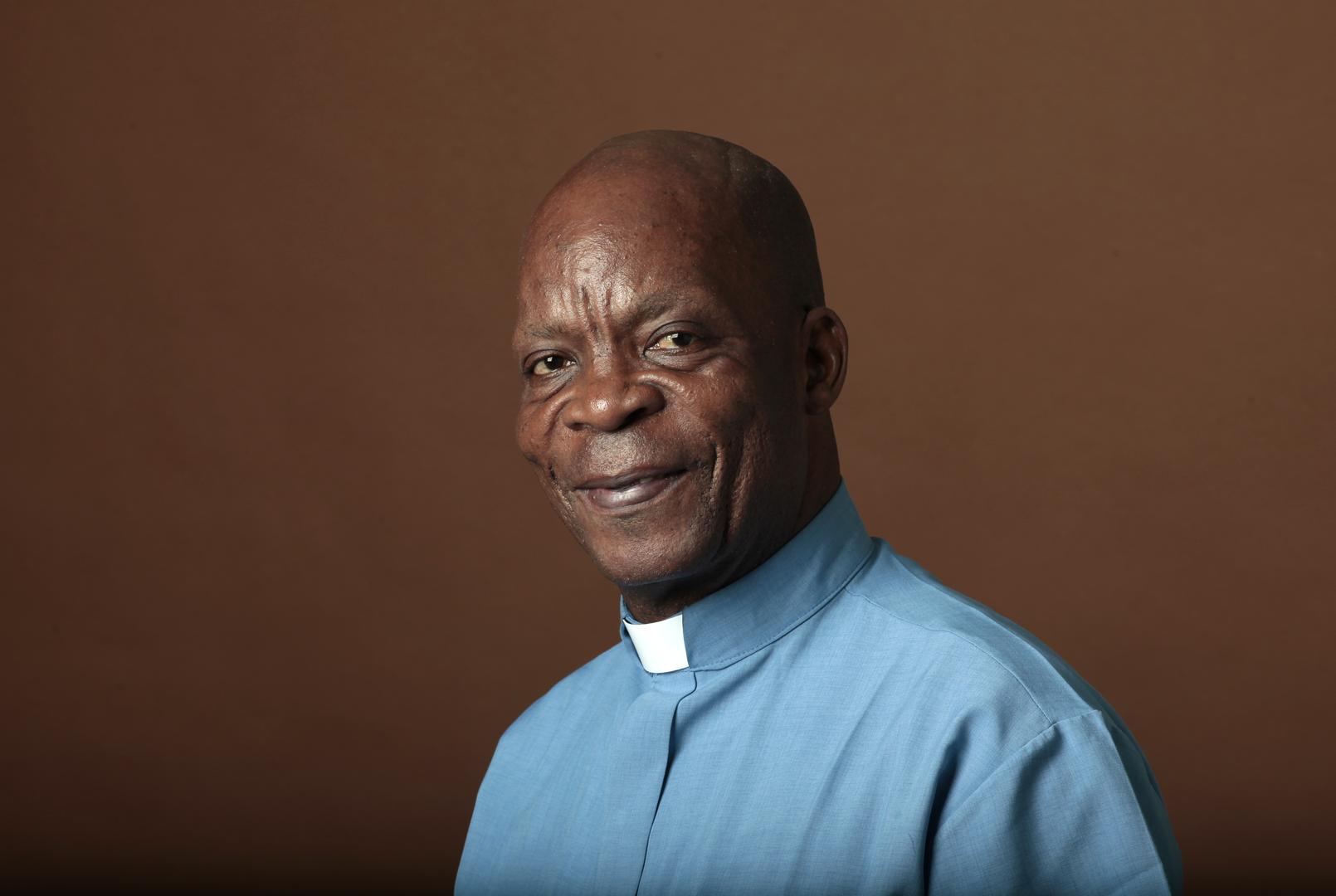 L’Abbé Benoît Kinalegu, prêtre congolais photographié en 2012.