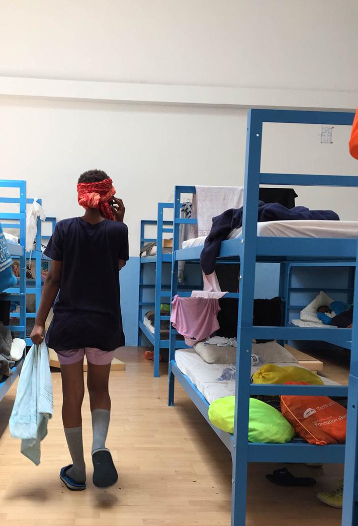 “Yodit,” una sedicenne eritrea, parla al telefono con sua madre per la prima volta dopo il salvataggio in mare e il suo arrivo al hotspot di Pozzallo, Sicilia, Italia.