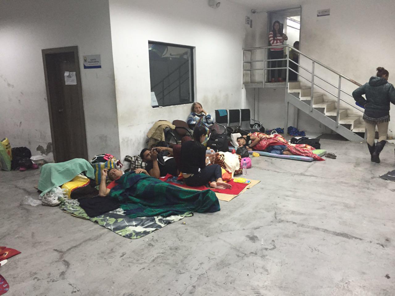 Cubanos detenidos en el calabozo de la unidad judicial de delitos flagrantes de Quito, esperando a ser deportados o liberados luego de audiencias de deportación, 9 de julio de 2016.  © 2016 Juan Pablo Alban