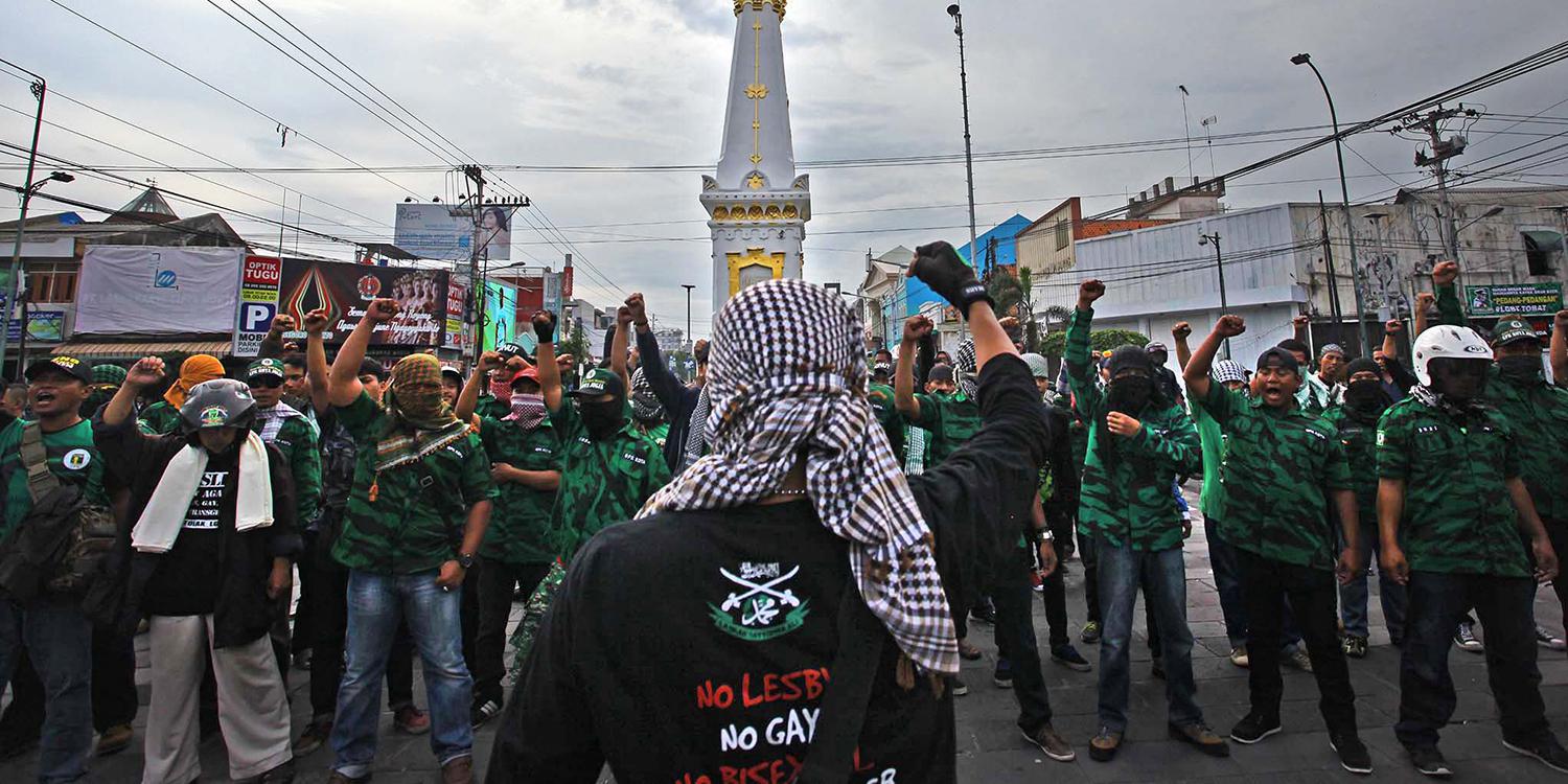 Un groupe d’opposants à la communauté Lesbienne, Gay, Bisexuelle et Transgenre (LGBT) se prépare à affronter un groupe pro-LGBT qui organise une contre-manifestation au monument Tugu à Yogyakarta le 23 février.