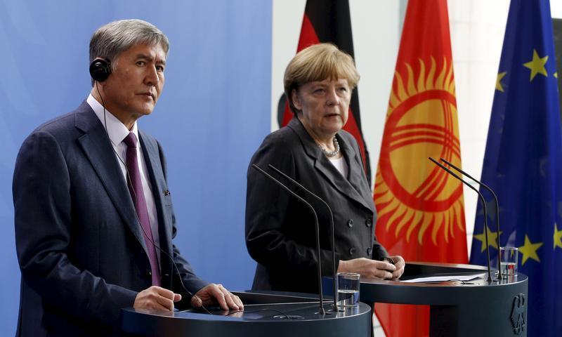 Kyrgyzstan's President Almazbek Atambayev (L) and German Chancellor Angela Merkel address a news conference at the Chancellery in Berlin, April 1, 2015.
