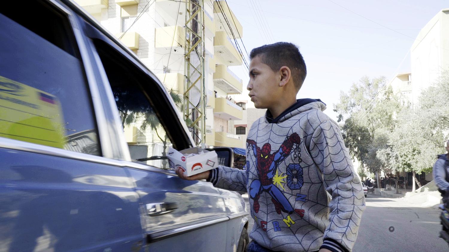 نزار (10 أعوام) لم يذهب إلى المدرسة في لبنان منذ وصوله من ضواحي دمشق عام 2011. يبيع العلكة في الشارع في جبل لبنان كل يوم لإعالة أسرته.