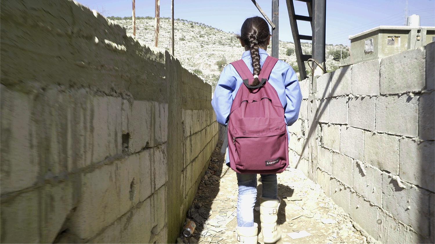 براء، ) 10 أعوام(، من الغوطة بسوريا، ذاهبة إلى المدرسة من مخيمها غير الرسمي في جبل لبنان.