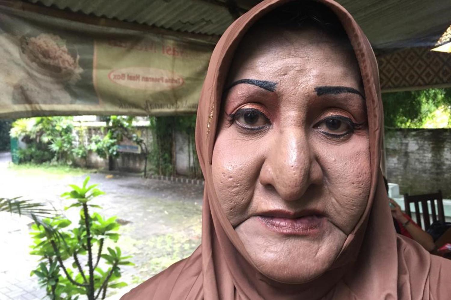 Shinta Ratri, pendiri pesantren dan masjid untuk perempuan transgenjer di Yogyakarta, Indonesia, memilih untuk menutup lembaganya karena ancaman dari kelompok fundamentalis pada Februari 2016.