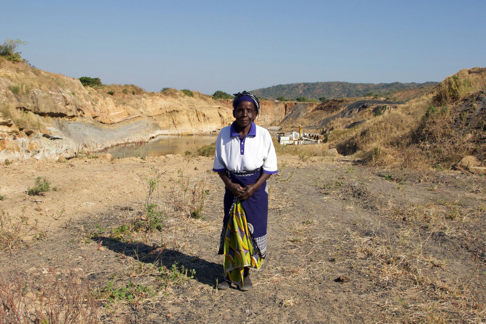Nagomba E., une femme malawienne âgée de 75 ans, à l’emplacement où se trouvait sa maison à Mwabulambo, dans le district de Karonga au Malawi. En 2008, les autorités ont obligé sa famille à déménager, expliquant que ce terrain était requis dans  le cadre 